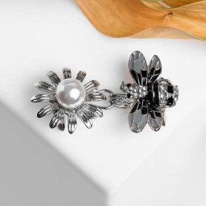 Зажим для кардигана "Пчела", цвет чёрно-белый, цвет серебристый