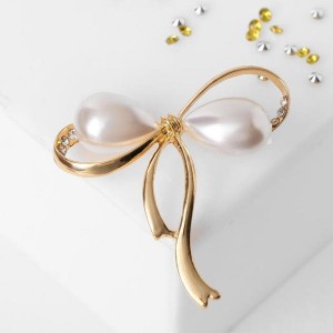 Брошь "Бантик" с жемчужинками, цвет белый, цвет золотистый