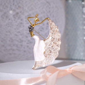 Брошь "Балерина" драма, цвет бело-сиреневый, цвет золотистый (стразы, эмаль, бижутерный сплав)