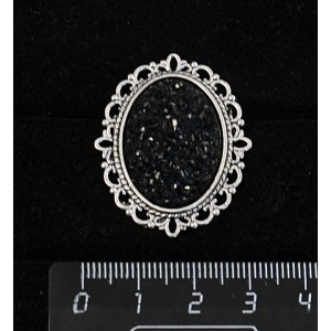 Брошь с кабошоном из пластика "щетка кристаллов", цвет черный, с ажурным контуром, цвет ант. серебро, овал 25х18мм