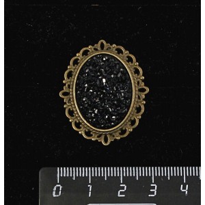 Брошь с кабошоном из пластика "щетка кристаллов", цвет черный, овал 25х18мм, оправа с узором цвет бронза