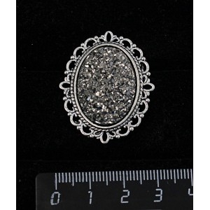 Брошь с кабошоном из пластика "щетка кристаллов", цвет серебристый, с ажурным контуром, цвет ант. серебро, овал 25х18мм