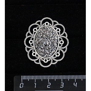 Брошь с кабошоном из пластика "щетка кристаллов", цвет серебриcтый, овал 25х18мм, "ромашка"