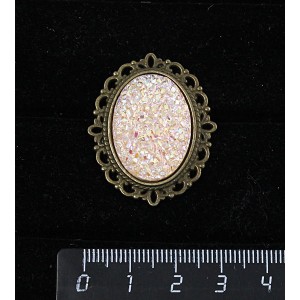 Брошь с кабошоном из пластика "щетка кристаллов", цвет персиковый, овал 25х18мм, оправа с узором цвет бронза