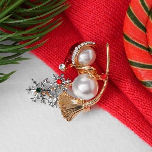 Брошь новогодняя "Снеговичек" на метле 3,5 см х 3,5 см, цветная, цвет золотистый