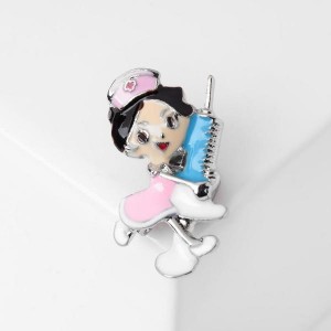 Брошь "Медсестра" с уколом, цветная, цвет серебристый