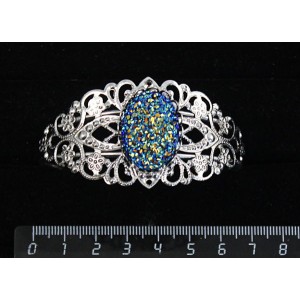 Браслет с кабошоном из пластика "щетка кристаллов", цвет темно-синий, овал 25х18мм, жесткая основа, цвет ант.серебро