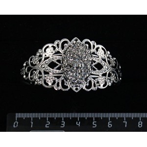 Браслет с кабошоном из пластика "щетка кристаллов", цвет серебристый, овал 25х18мм, жесткая основа, цвет ант.серебро