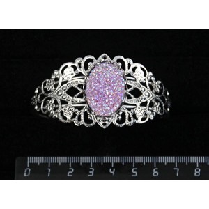 Браслет с кабошоном из пластика "щетка кристаллов", цвет сиреневый, овал 25х18мм, жесткая основа, цвет ант.серебро