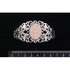 Браслет  с кабошоном из пластика "щетка кристаллов", цвет персиковый, овал 25х18мм, жесткая основа, цвет ант.серебро