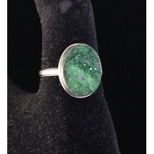 Кольцо с уваровитом овал 15х11мм р-р 17-18