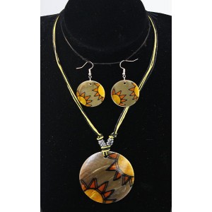 Комплект: кулон и серьги из перламутра, рисунок "солнышки", цвет желтый