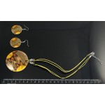 Комплект: кулон и серьги из перламутра, рисунок "солнышки", цвет желтый