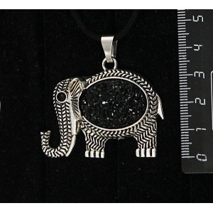 Кулон с кабошоном из пластика "щетка кристаллов", цвет черный, овал 25х18мм, "слон"