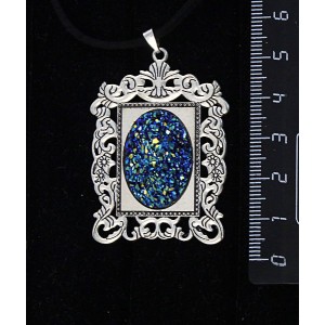 Кулон с кабошоном из пластика "щетка кристаллов", цвет темно-синий,"портрет", овал 25х18мм