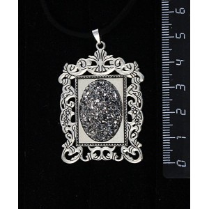 Кулон с кабошоном из пластика "щетка кристаллов", цвет серебриcтый,"портрет", овал 25х18мм