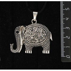 Кулон с кабошоном из пластика "щетка кристаллов", цвет серебриcтый, овал 25х18мм, "слон"