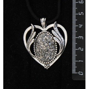 Кулон с кабошоном из пластика "щетка кристаллов", цвет серебриcтый, овал 25х18мм, оправа "сердце с крыльями"