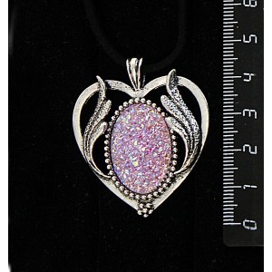 Кулон с кабошоном из пластика "щетка кристаллов", цвет сиреневый, овал 25х18мм, оправа "сердце с крыльями"