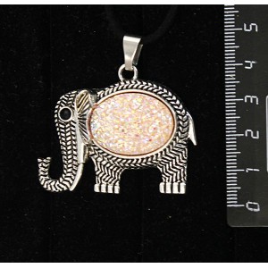 Кулон с кабошоном из пластика "щетка кристаллов", цвет персиковый, овал 25х18мм, "слон"