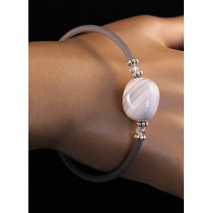 Браслет из агата серого на струнке, 1 камень, кубик заоваленный 18х13мм