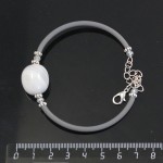 Браслет из агата серого на струнке, 1 камень, кубик заоваленный 18х13мм