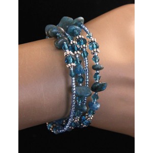 Браслет из апатита на струнке с хрусталем и бисером