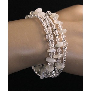 Браслет из лунного камня на струнке с хрусталем и бисером