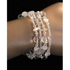 Браслет из лунного камня (галтовка) и горного хрусталя (шарик 10мм) на струнке с хрусталем и бисером