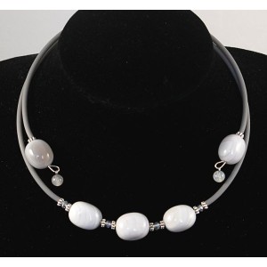 Колье из агата серого на струнке, камень 18х13мм кубик заоваленный