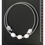 Колье из агата серого на струнке, камень 18х13мм кубик заоваленный