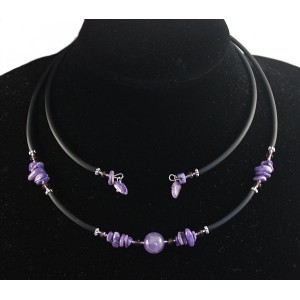 Колье из чароита (галтовка) и аметиста (шарик) на струнке