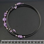 Колье из чароита (галтовка) и аметиста (шарик) на струнке