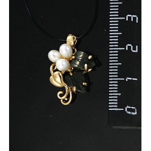 Кулон из жемчуга белого и нефрита "3 жемчужины 2 листа сердечко"