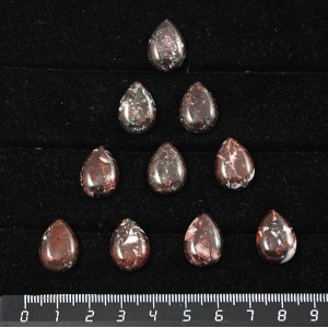 Кабошон из яшмы брекчиевой (красно-коричневой) капля, 13*18*5мм
