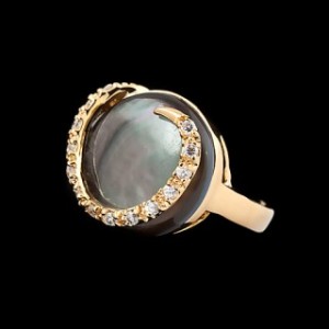 Кольцо с перламутром (черный) "завиток"