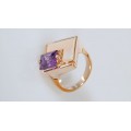 Кольцо с перламутром белым и аметистом (синт.) "пирамида"