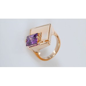 Кольцо с перламутром белым и аметистом (синт.) "пирамида"