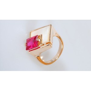 Кольцо с перламутром белым и корундом "пирамида"