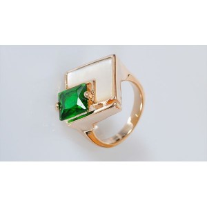 Кольцо с перламутром белым и фианитом зеленым "пирамида"