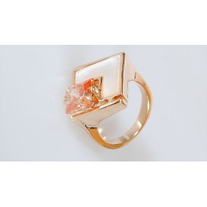 Кольцо с перламутром белым и фианитом шампань "пирамида"