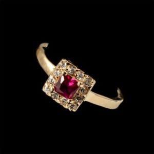 Кольцо с корундом красным (рубин синт.), "карат"