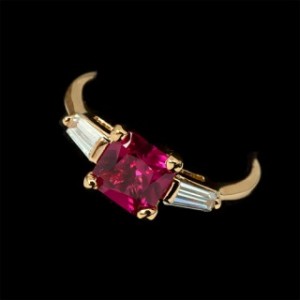 Кольцо с корундом красным (рубин синт.), "квадрат" Кольцо с корундом красным (рубин синт.), "квадрат"
