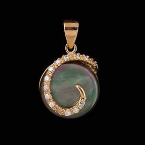 Кулон из перламутра (черный)  "завиток"