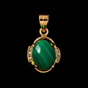 Кулон из малахита "овал цирконы сбоку"