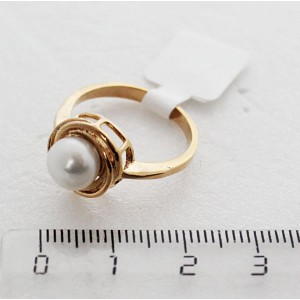 Кольцо с жемчугом белым "в кольцах"