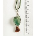 Кулон из флюорита (крупная огранка) и граната (щетка, уральский), в закрутке