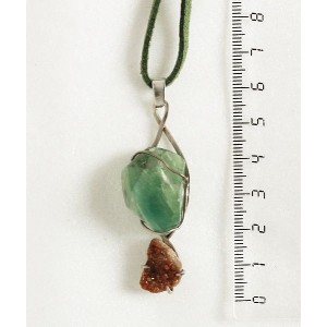 Кулон из флюорита (крупная огранка) и граната (щетка, уральский), в закрутке