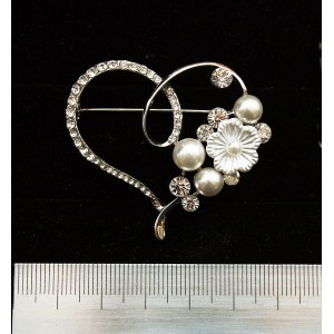 Брошь из жемчуга белого (майорка) "сердце с цветком", цвет серебристый