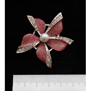 Брошь из жемчуга белого (майорка) и красной эмали "пятилистник"